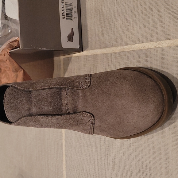 NWOT Franco Sarto Ileana Grey Suede flat booties - Picture 3 of 7
